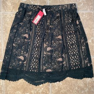 BNWT size M Xhilaration dark green lace skirt w/nude lining